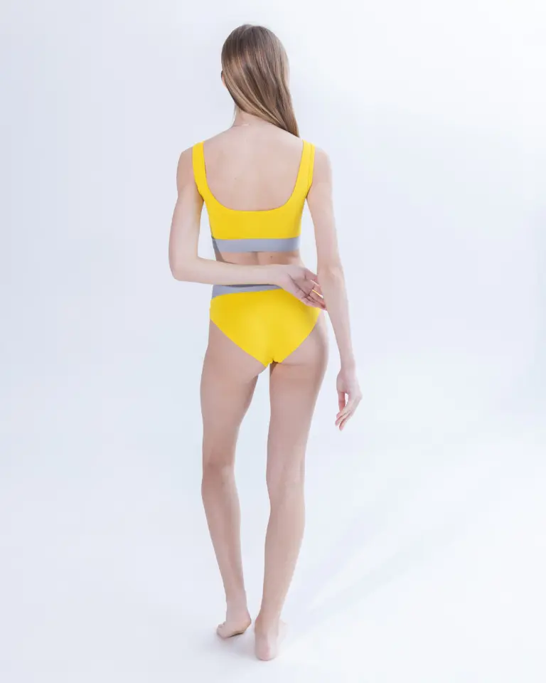 Жіночі жовті сліпи Intelligent Organism на моделі — задній вигляд