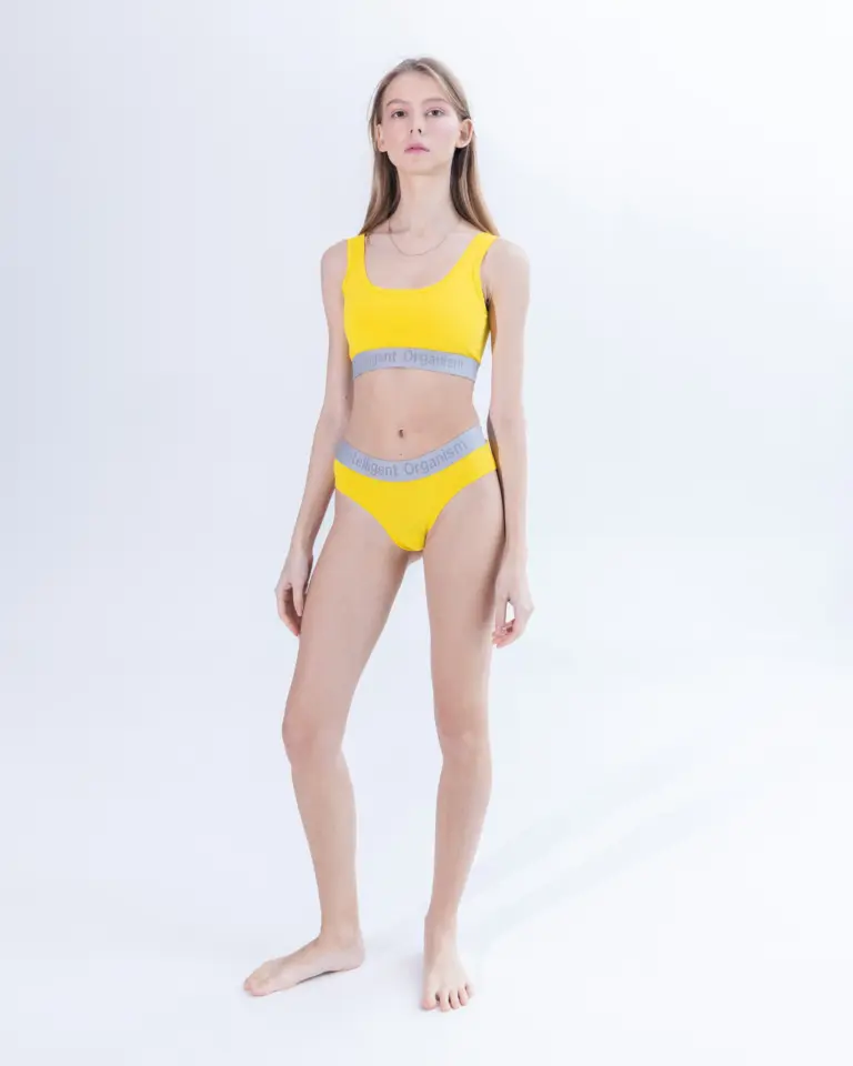 Жіночі жовті сліпи Intelligent Organism на моделі — передній вигляд